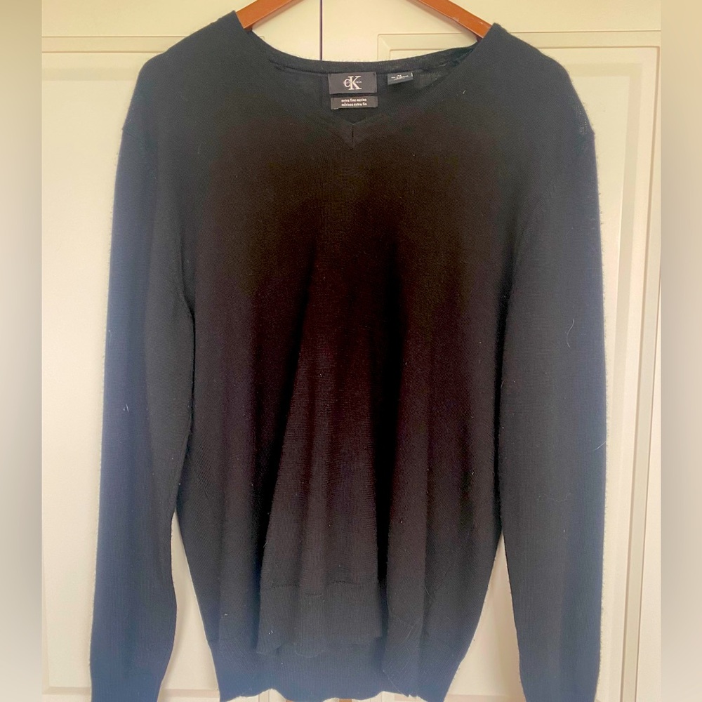 Men’s Calvin Klein v-neck sweater. Medium